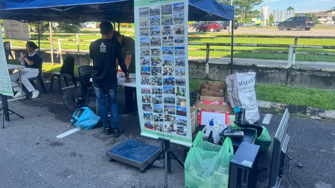 Kempen Beli Balik Barangan Kitar Semula (BEE) di kawasan parkir pusat komersial, Padawan