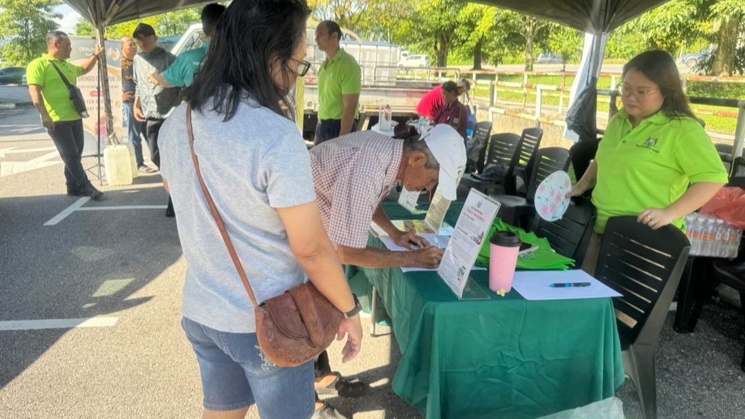 Kempen Beli Balik Barangan Kitar Semula (BEE) di kawasan parkir pusat komersial, Padawan