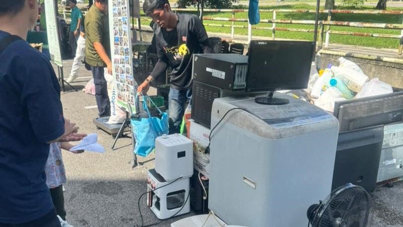 Kempen Beli Balik Barangan Kitar Semula (BEE) di kawasan parkir pusat komersial, Padawan