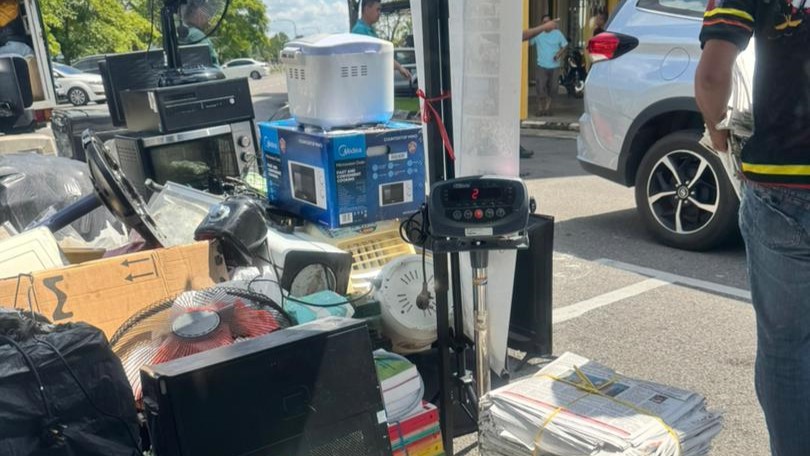 Kempen Beli Balik Barangan Kitar Semula (BEE) di kawasan parkir pusat komersial, Padawan