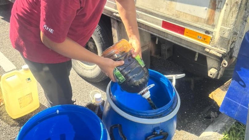 Kempen Beli Balik Barangan Kitar Semula (BEE) di kawasan parkir pusat komersial, Padawan