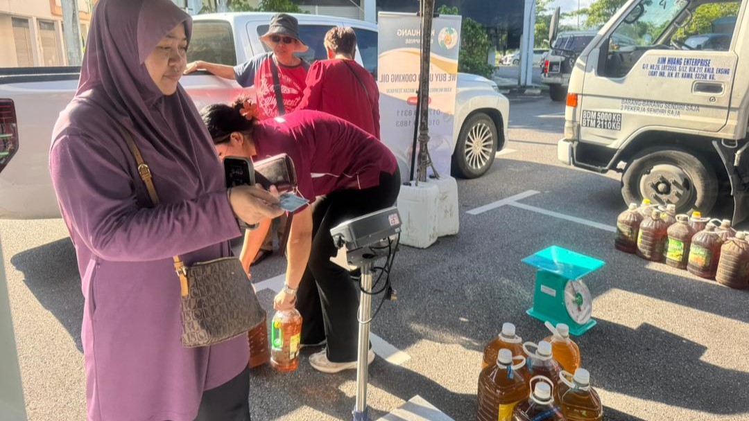 Kempen Beli Balik Barangan Kitar Semula (BEE) di kawasan parkir pusat komersial, Padawan