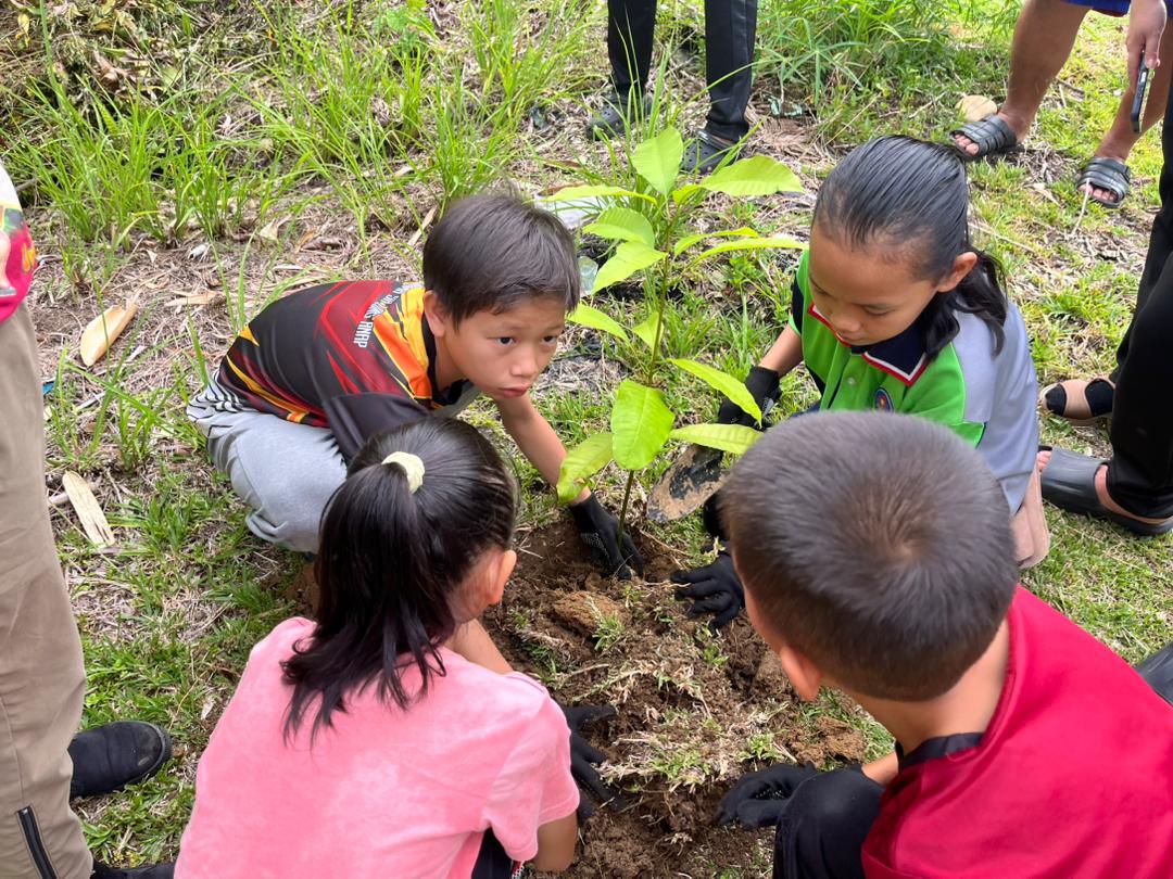 Program Alam Sekitar Bersama WormingUP di SK Long Anap & SK Long Moh, Miri