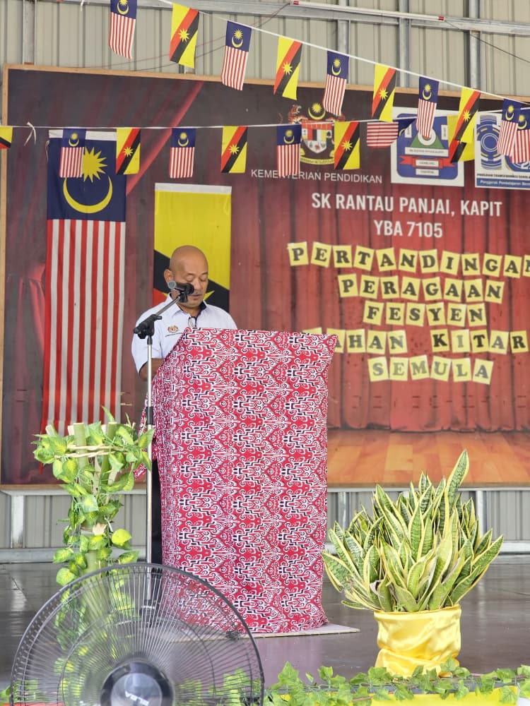 Pertandingan Peragaan Fesyen Bahan Kitar Semula Meriah di SK Rantau Panjai, Kapit