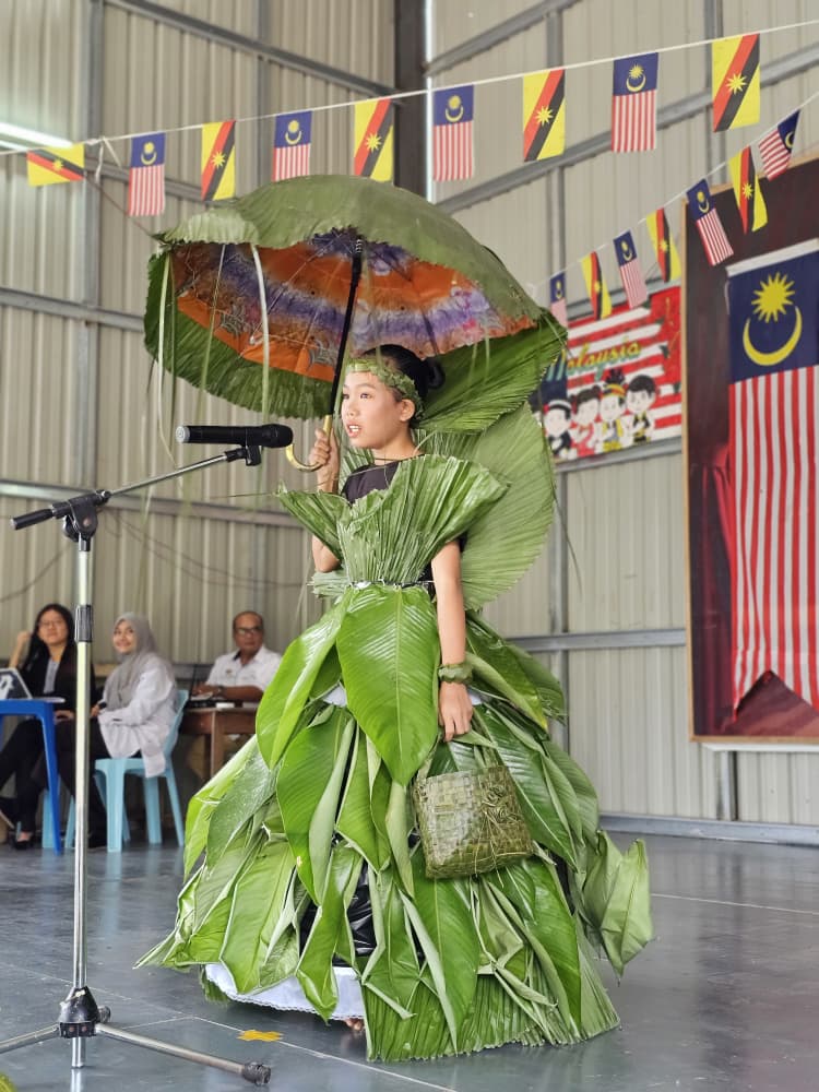 Pertandingan Peragaan Fesyen Bahan Kitar Semula Meriah di SK Rantau Panjai, Kapit