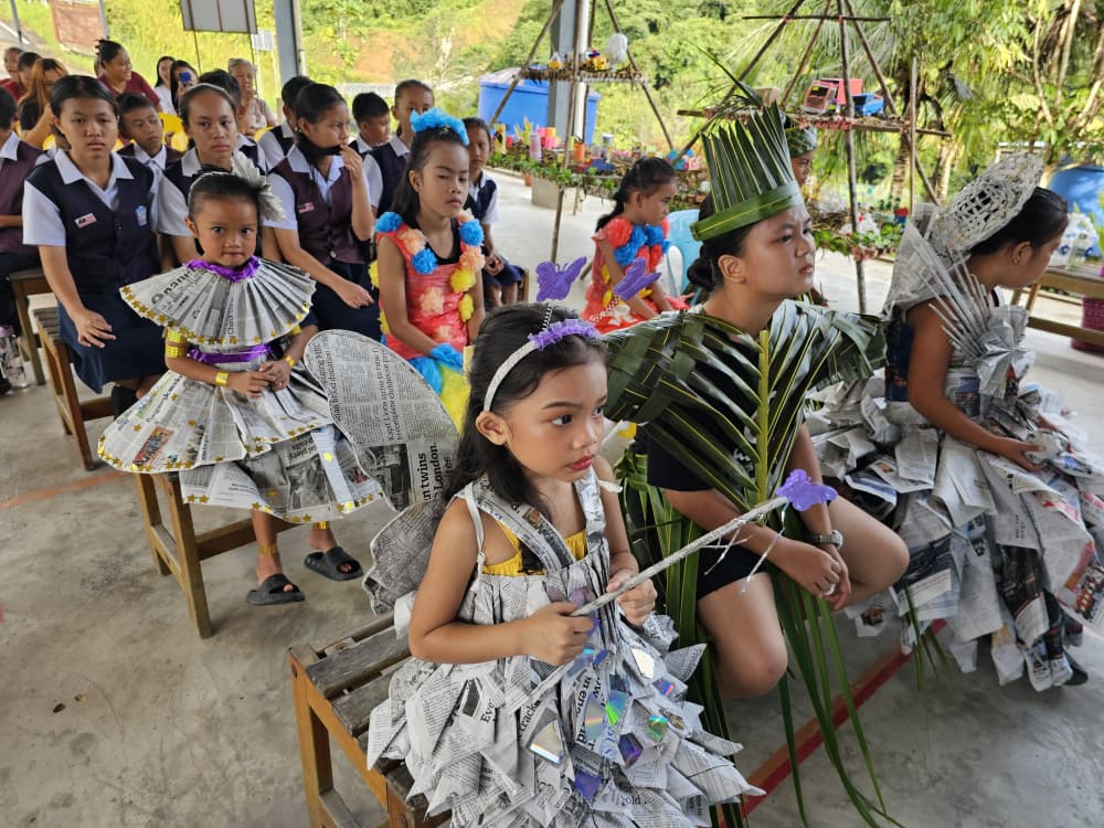 Pertandingan Peragaan Fesyen Bahan Kitar Semula Meriah di SK Rantau Panjai, Kapit