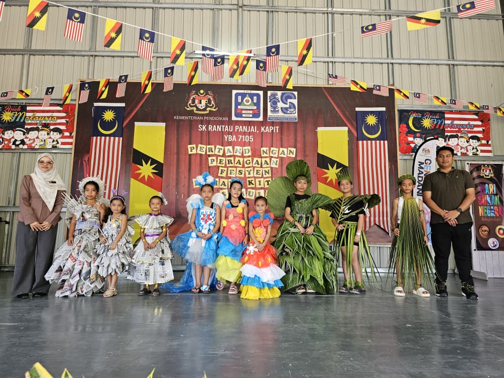 Pertandingan Peragaan Fesyen Bahan Kitar Semula Meriah di SK Rantau Panjai, Kapit