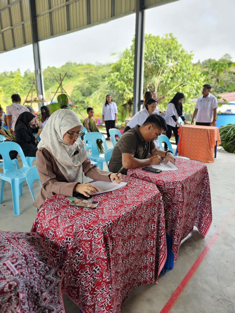 Pertandingan Peragaan Fesyen Bahan Kitar Semula Meriah di SK Rantau Panjai, Kapit