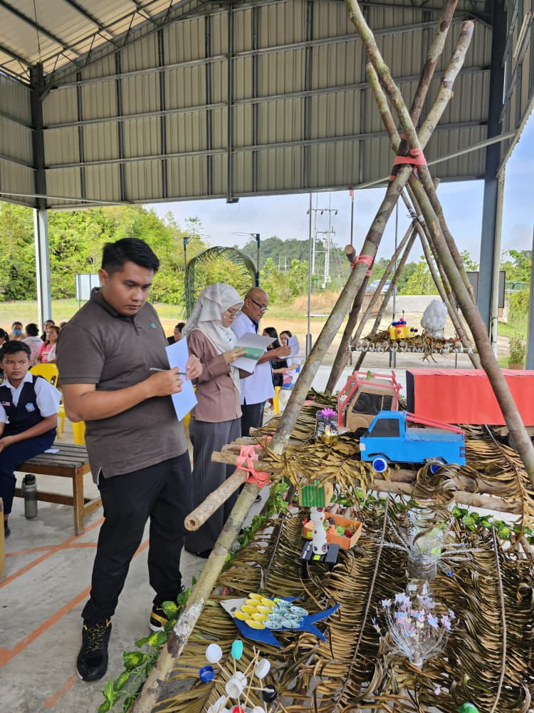 Pertandingan Peragaan Fesyen Bahan Kitar Semula Meriah di SK Rantau Panjai, Kapit