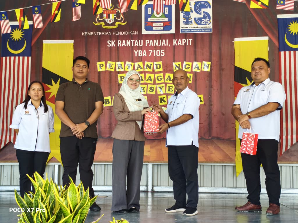 Pertandingan Peragaan Fesyen Bahan Kitar Semula Meriah di SK Rantau Panjai, Kapit