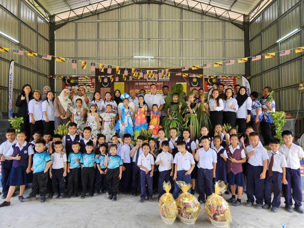 Pertandingan Peragaan Fesyen Bahan Kitar Semula Meriah di SK Rantau Panjai, Kapit