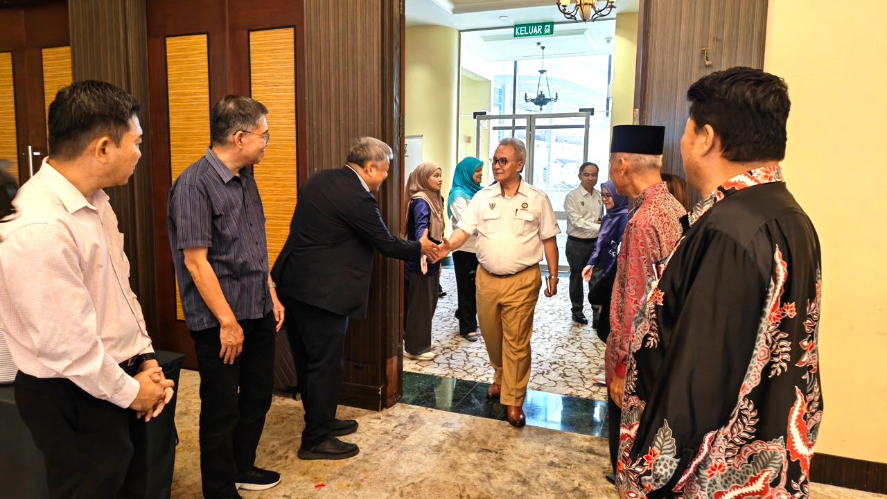 Stakeholder Engagement: Workshop On Environmental Education Module For PALS Club Teachers Advisor di Kingwood Hotel, Sibu